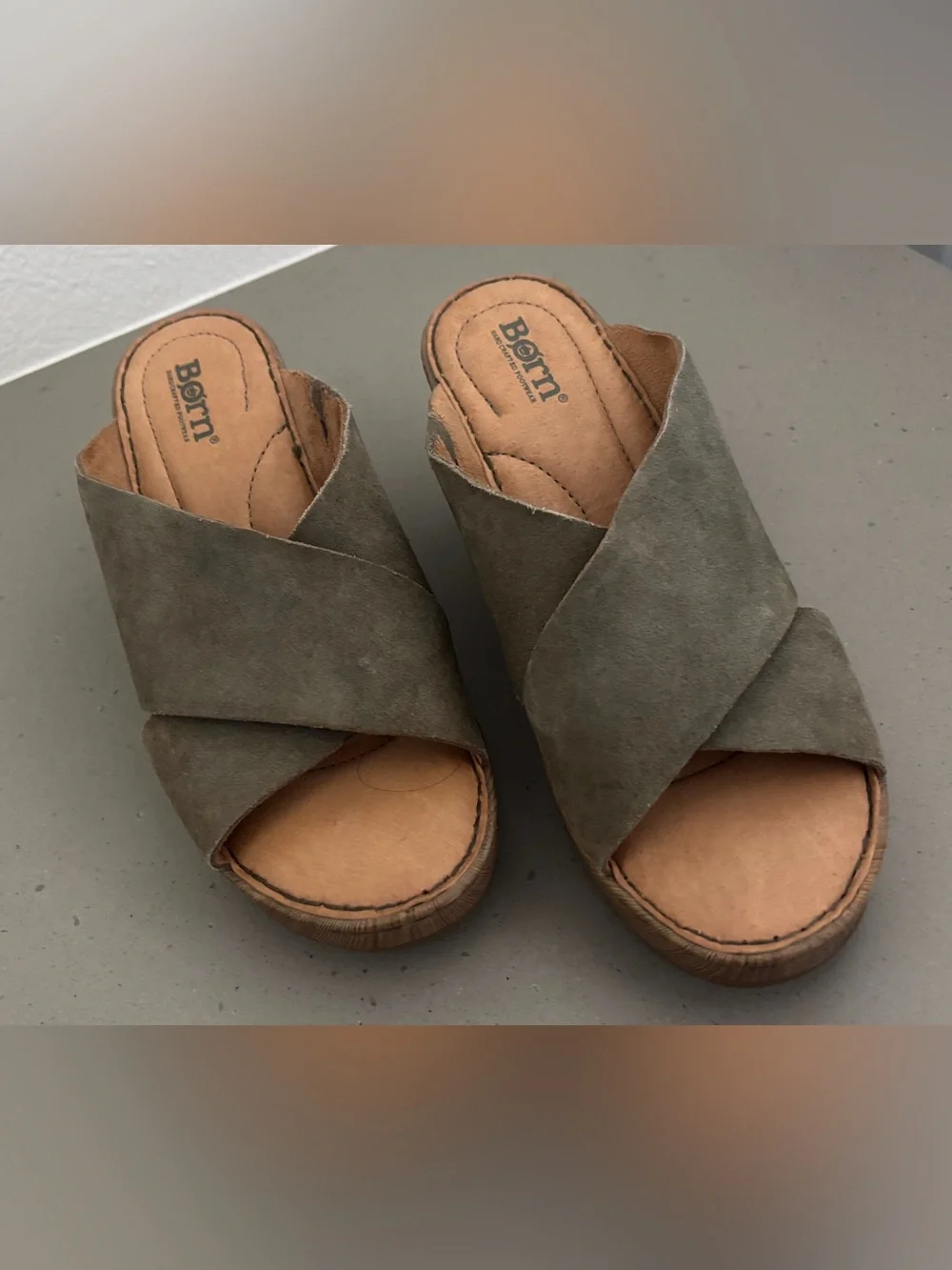 NEW Born Nora Women’s Olive Suede Crossover Wedge Sandals Size 8, run large